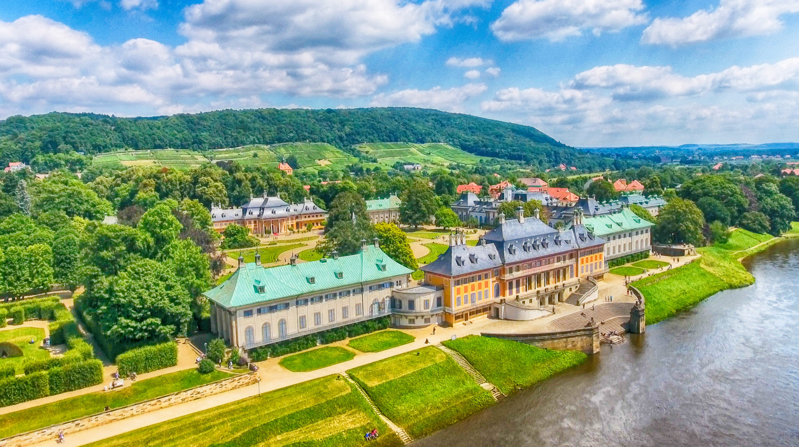 Blick über Schloss und Park Pillnitz mit Weinbergen